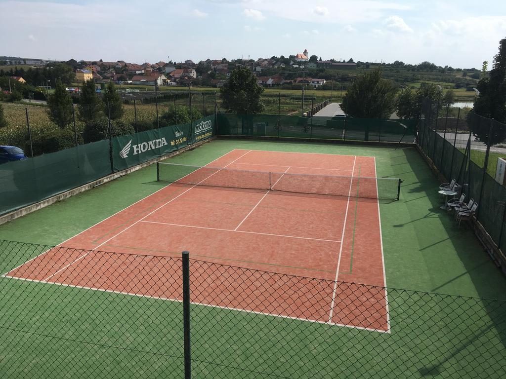 Hotel Kravi Hora Bořetice Exteriör bild