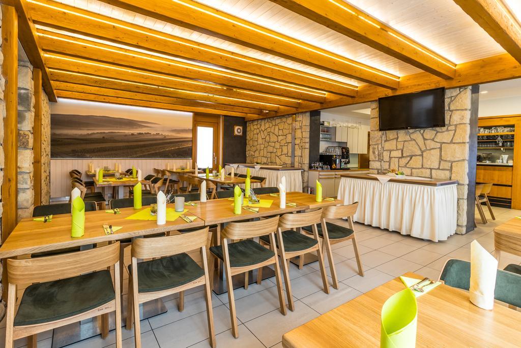 Hotel Kravi Hora Bořetice Exteriör bild